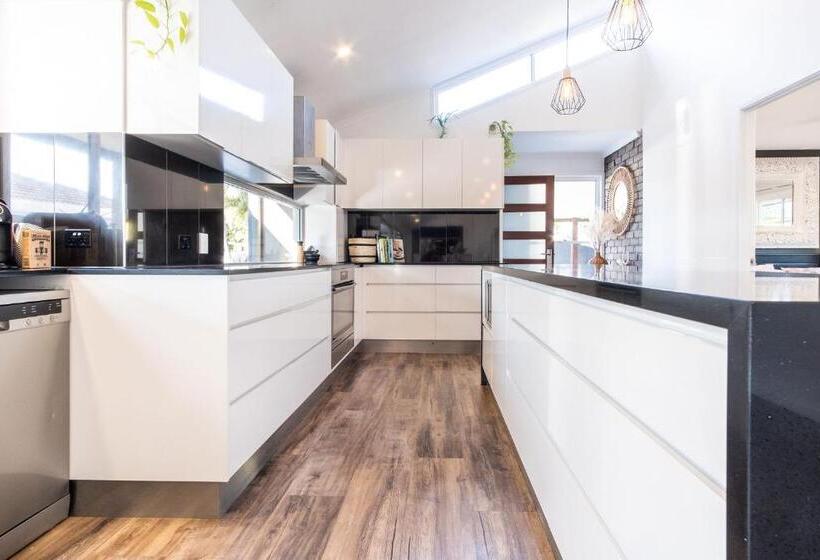 Pet Friendly House Opposite Bokarina Beach