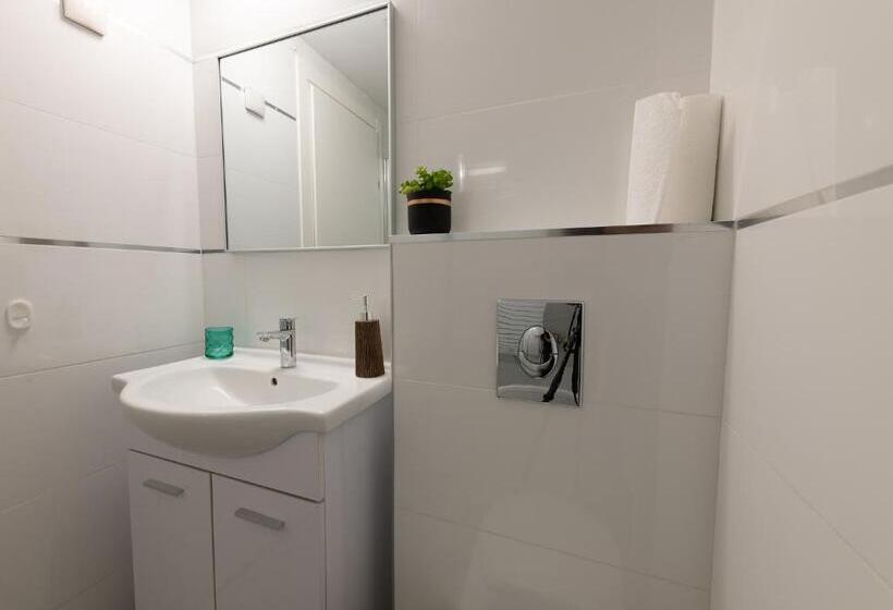 Pool Side Luxury Suite At Royal Park New Listing