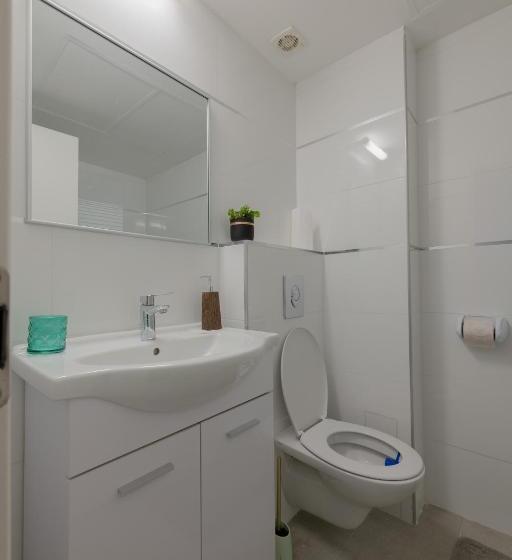 Pool Side Luxury Suite At Royal Park New Listing