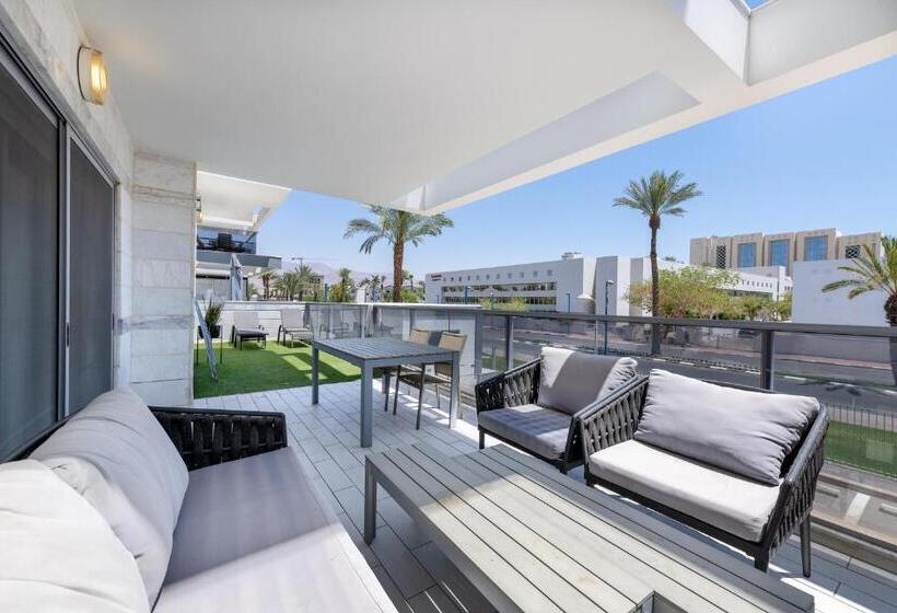 Pool Side Luxury Suite At Royal Park New Listing