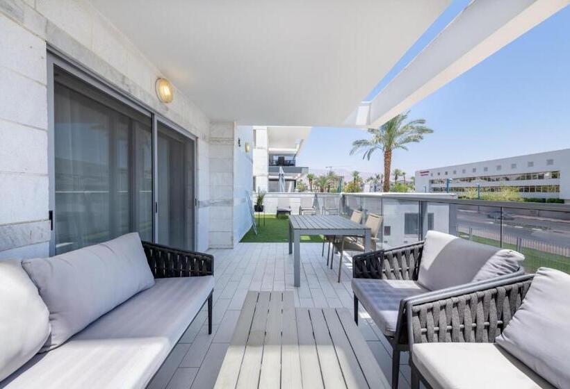 Pool Side Luxury Suite At Royal Park New Listing