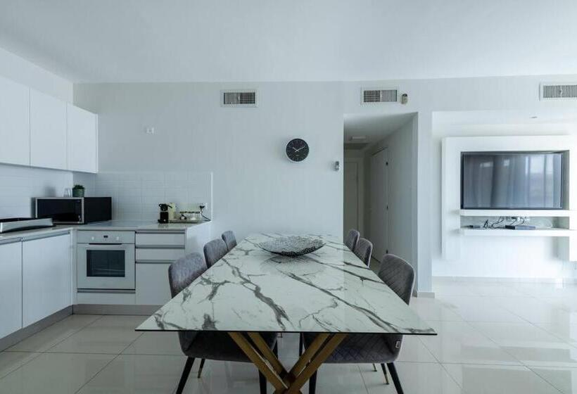 Pool Side Luxury Suite At Royal Park New Listing