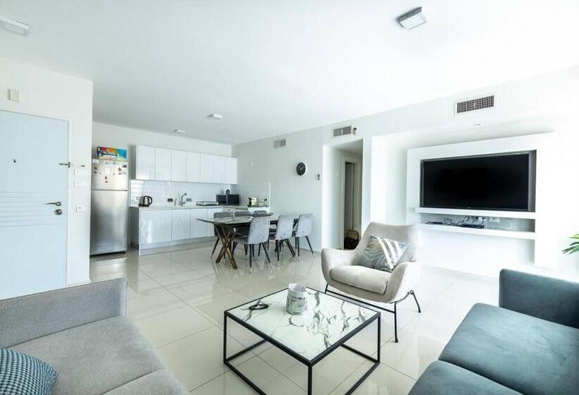 Pool Side Luxury Suite At Royal Park New Listing