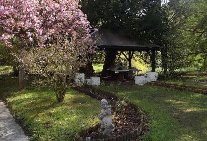 Propriete Bordee D Etangs, Propice A La Detente