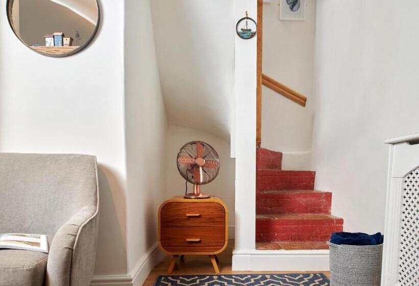 Refurbished Seaside Retreat In The Heart Of Cromer