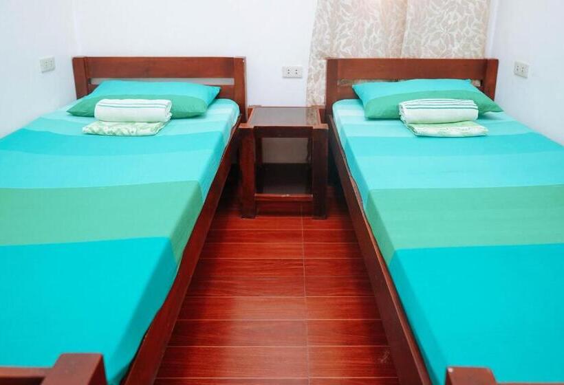 هتل C Star Travellers Inn