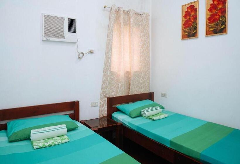 هتل C Star Travellers Inn