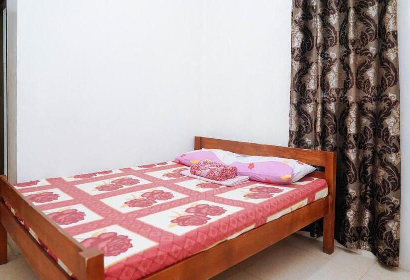 هتل C Star Travellers Inn