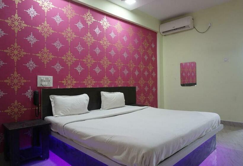 Spot On Hotel Golden Lodge