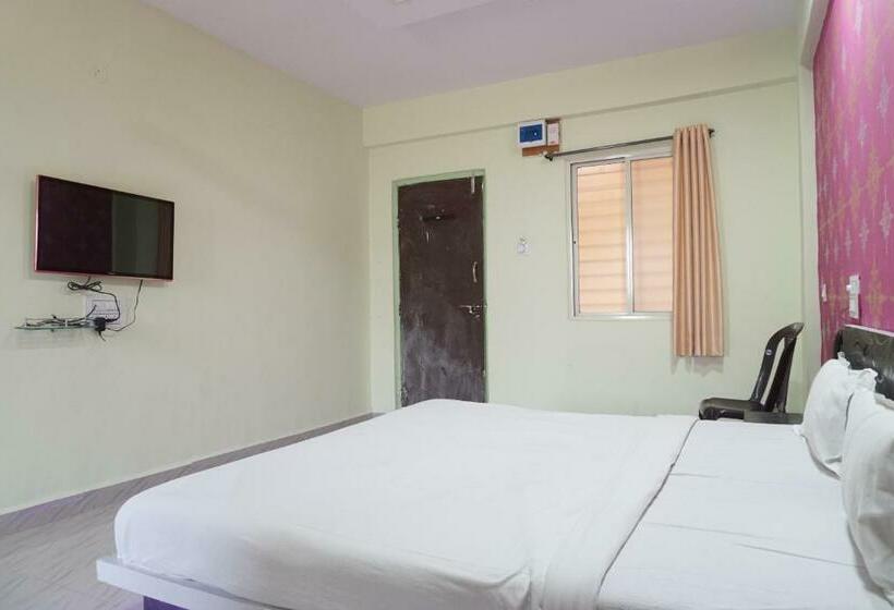 Spot On Hotel Golden Lodge