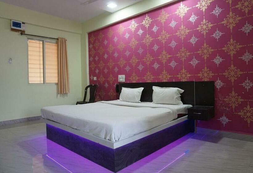 Spot On Hotel Golden Lodge