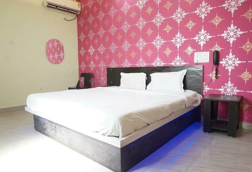 Spot On Hotel Golden Lodge