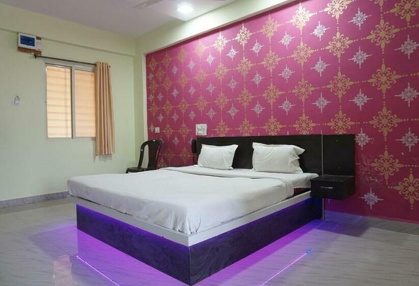 Spot On Hotel Golden Lodge