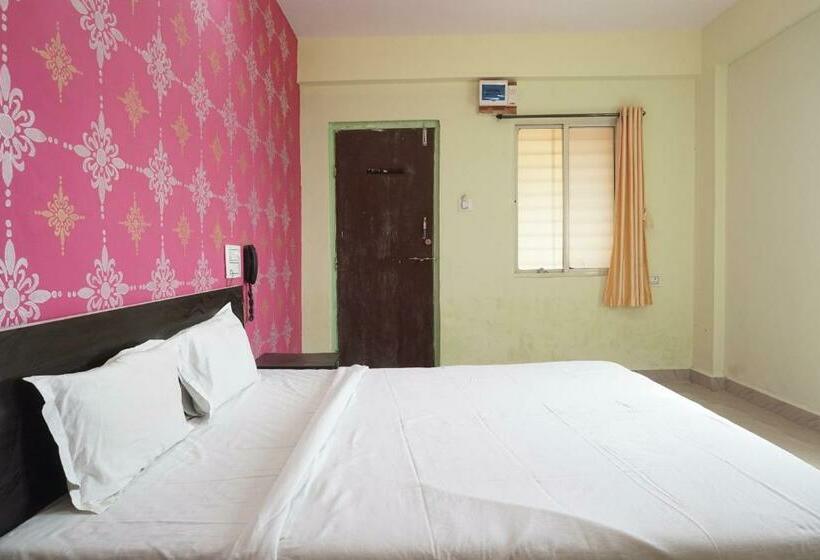 Spot On Hotel Golden Lodge