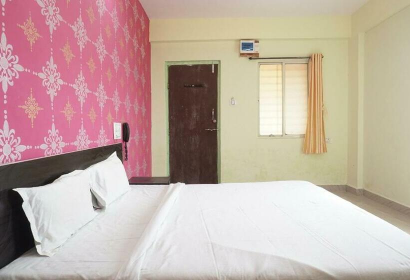 Spot On Hotel Golden Lodge