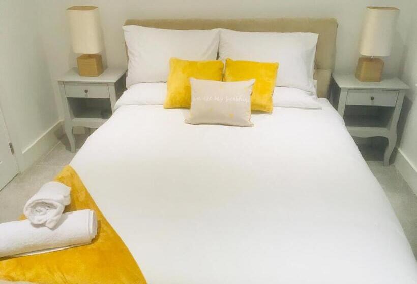 Huntingdon Apartment