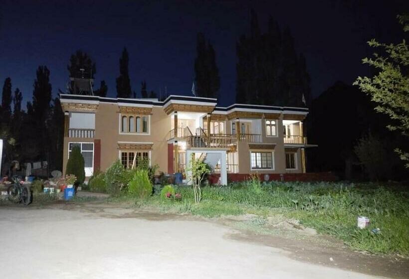 بنسيون La Tsas Guest House