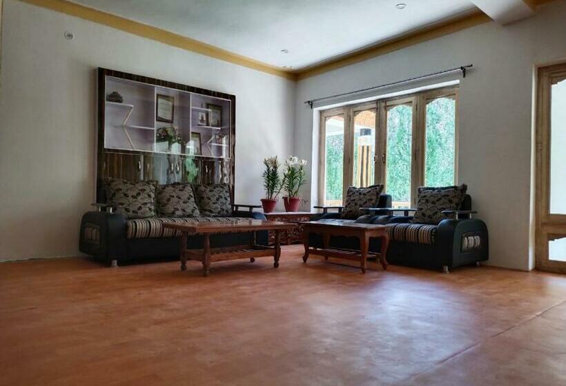 פנסיון La Tsas Guest House