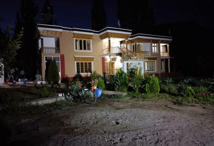 פנסיון La Tsas Guest House