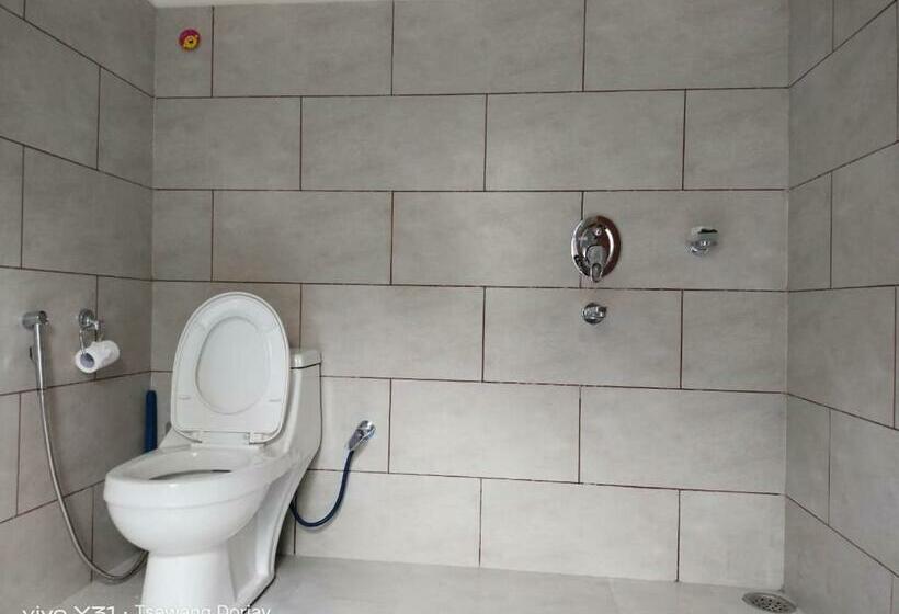 פנסיון La Tsas Guest House