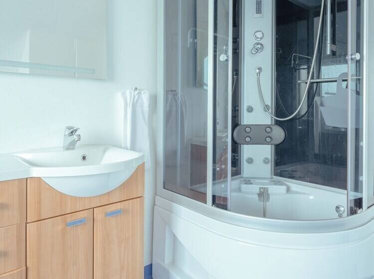 Sea View Apt / Central / Spacious / Free Parking