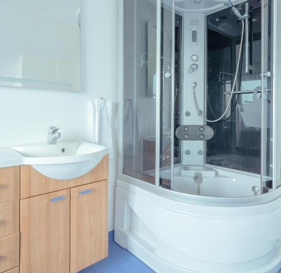 Sea View Apt / Central / Spacious / Free Parking