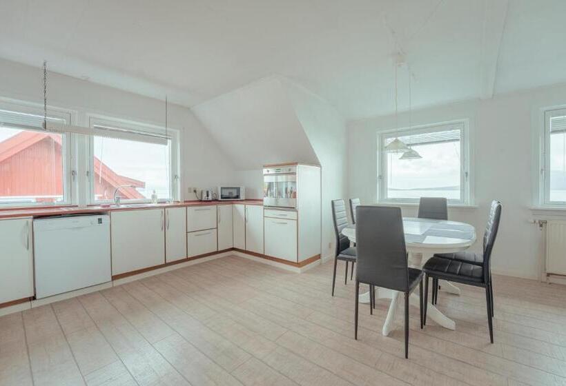 Sea View Apt / Central / Spacious / Free Parking