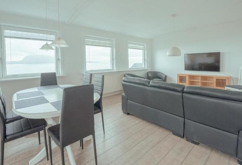 Sea View Apt / Central / Spacious / Free Parking