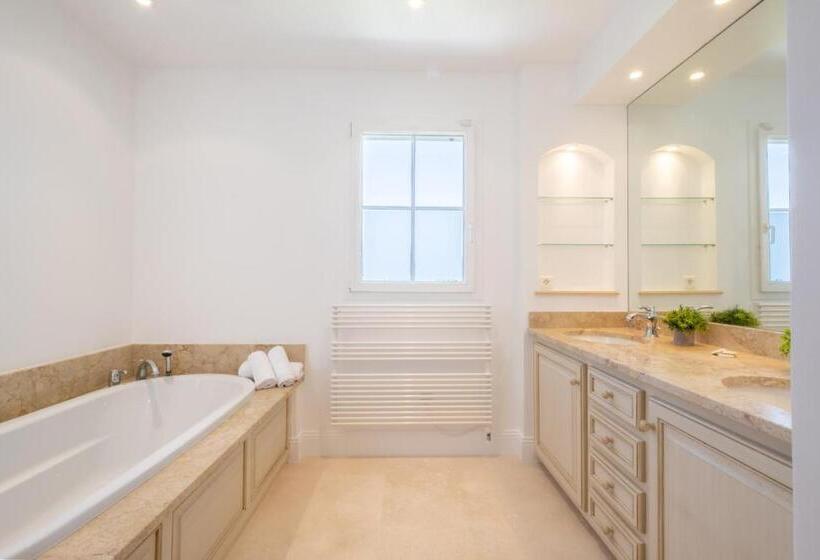 Jewel Of 280m With Infinity Pool In Absolute Calm