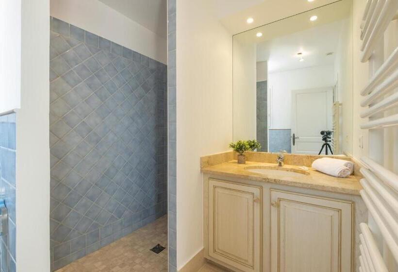 Jewel Of 280m With Infinity Pool In Absolute Calm