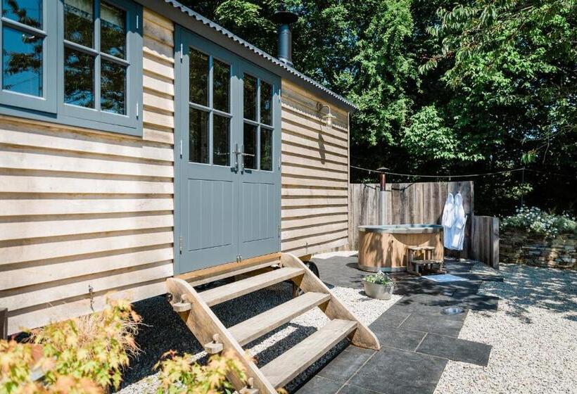 Boutique Cornish Shepherd S Hut With Hot Tub
