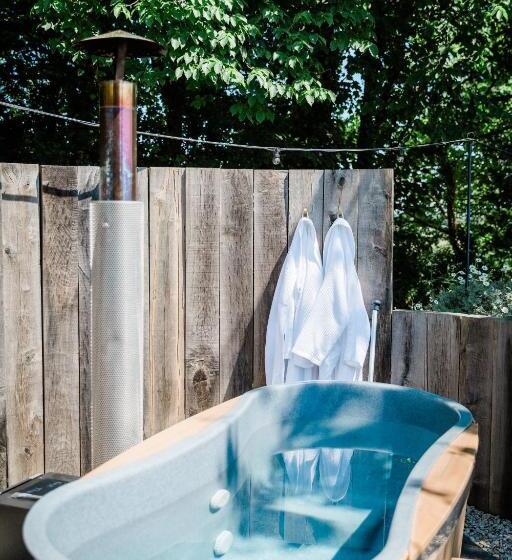 Boutique Cornish Shepherd S Hut With Hot Tub