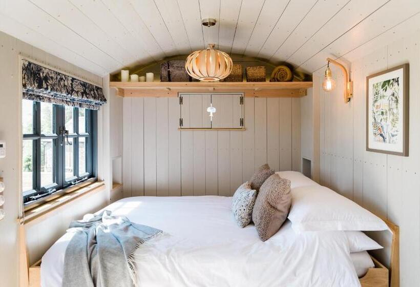 Boutique Cornish Shepherd S Hut With Hot Tub