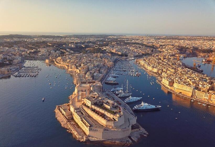 Stunning Holiday Home With Gorgeous Harbour Views