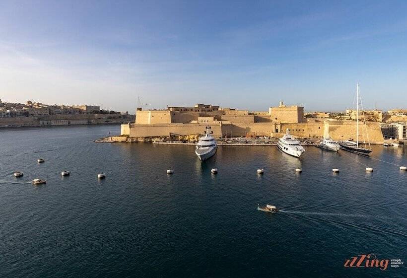 Stunning Holiday Home With Gorgeous Harbour Views