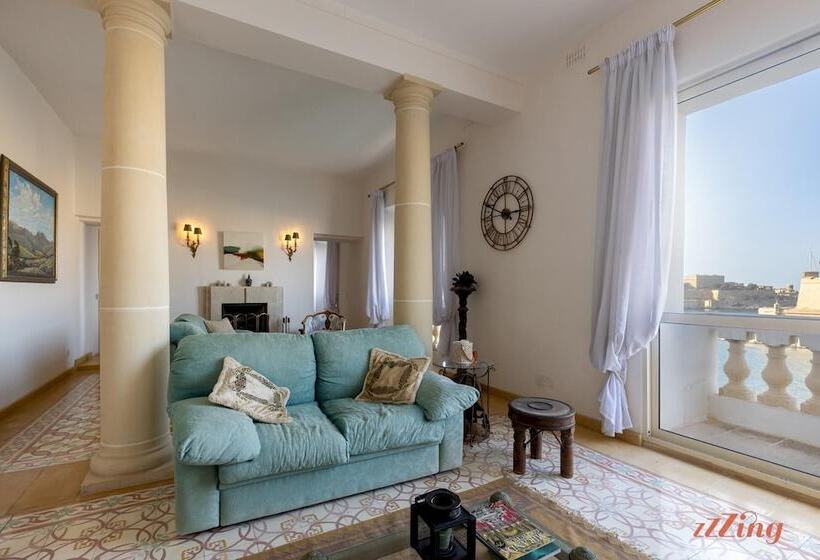 Stunning Holiday Home With Gorgeous Harbour Views