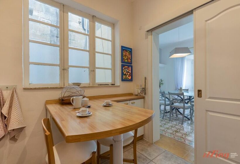 Stunning Holiday Home With Gorgeous Harbour Views