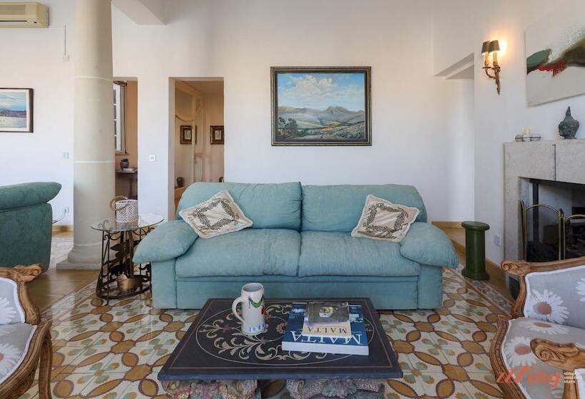 Stunning Holiday Home With Gorgeous Harbour Views