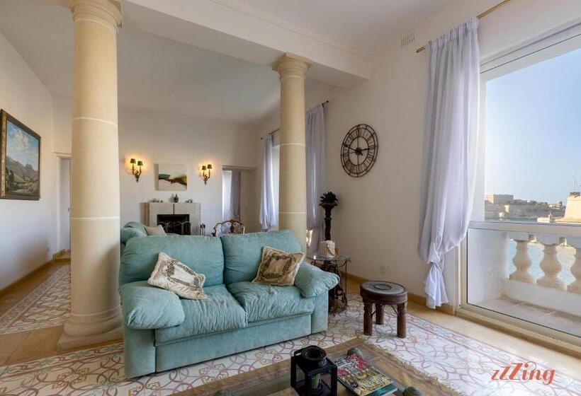 Stunning Holiday Home With Gorgeous Harbour Views