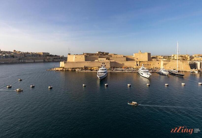 Stunning Holiday Home With Gorgeous Harbour Views