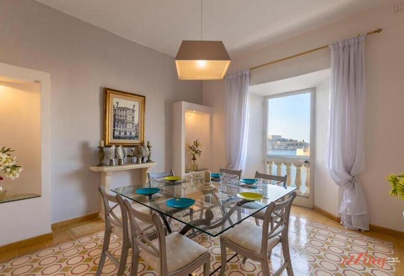 Stunning Holiday Home With Gorgeous Harbour Views