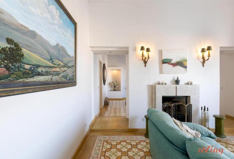 Stunning Holiday Home With Gorgeous Harbour Views