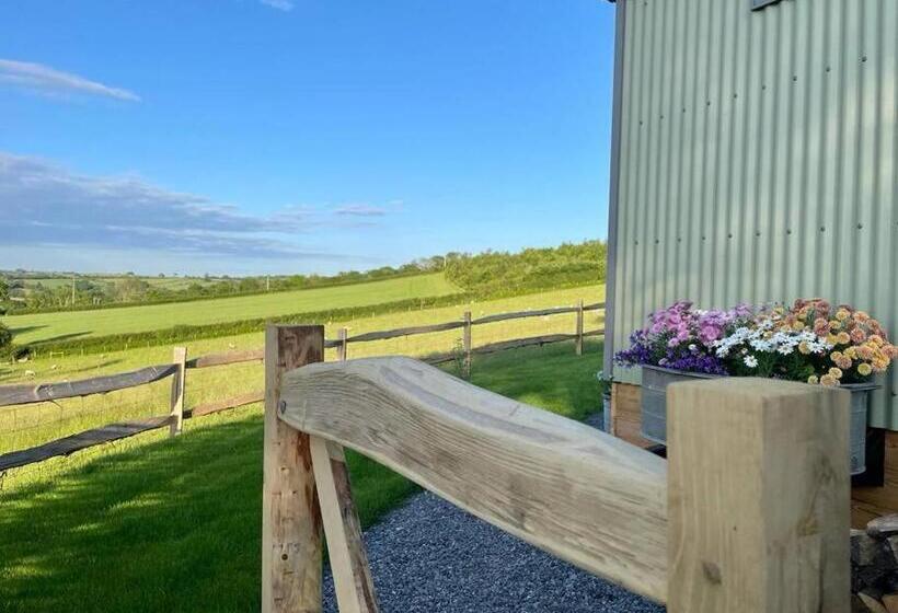 Luxury Shepherd Hut On Small South Hams Farm, Devon