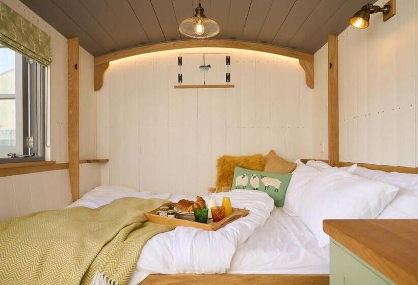 Luxury Shepherd Hut On Small South Hams Farm, Devon
