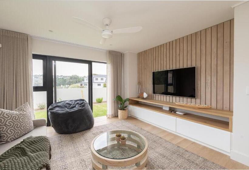 Sunset Villa   Brand New Home 200m From The Beach