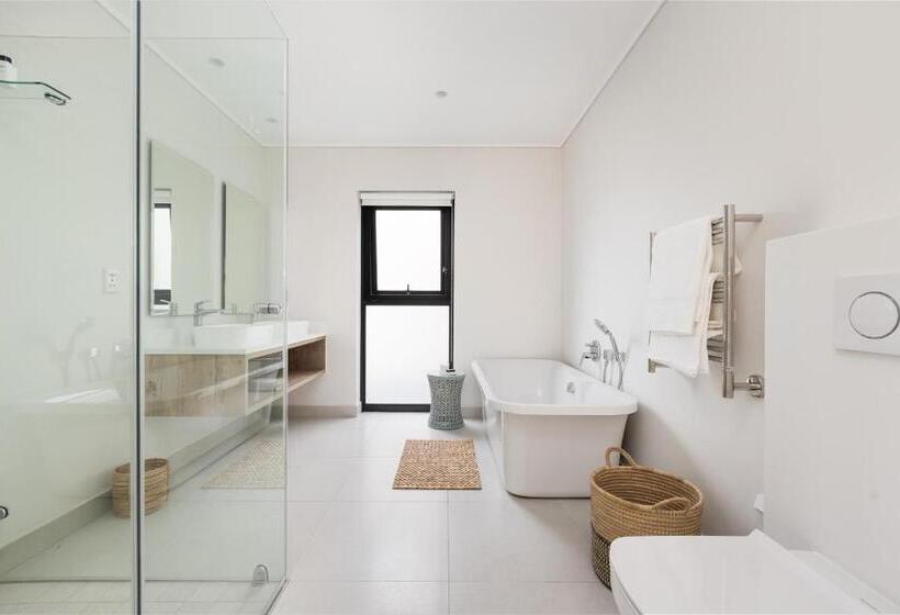 Sunset Villa   Brand New Home 200m From The Beach