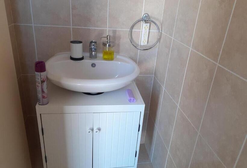 Beautiful 2 Bed House In Mandria Paphos