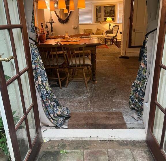 Charming Garden Flat In Vivary Park, Central Taunton