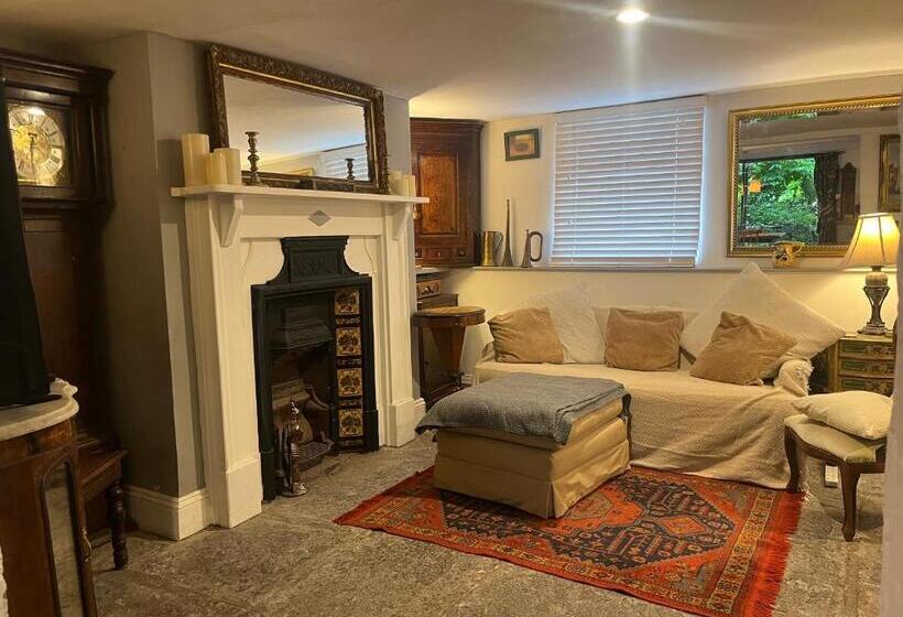 Charming Garden Flat In Vivary Park, Central Taunton