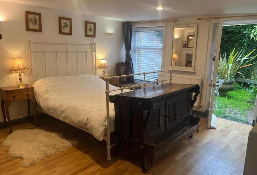 Charming Garden Flat In Vivary Park, Central Taunton